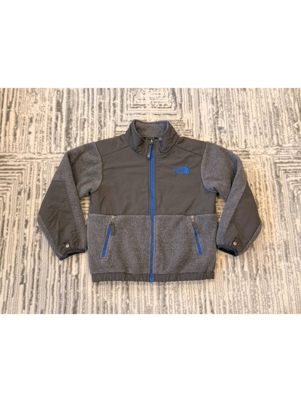 The North Face boys XS size 6 gray Denali fleece jacket MSRP $140